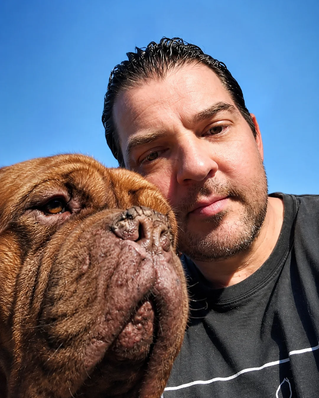 Dierenarts Bernard Tack samen met zijn hond